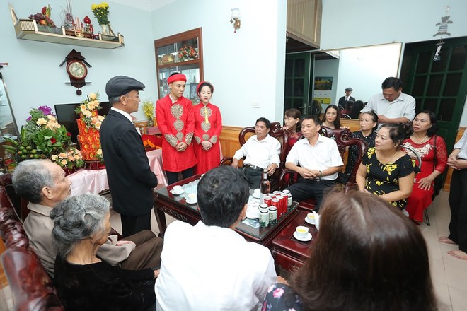 Đám hỏi đúng ngày mưa ngập ở Nghệ An: Nhà trai dùng phao chở sính lễ, nhà gái xúc động tấm lòng là thứ đáng quý hơn tất cả lễ vật - Ảnh 4.