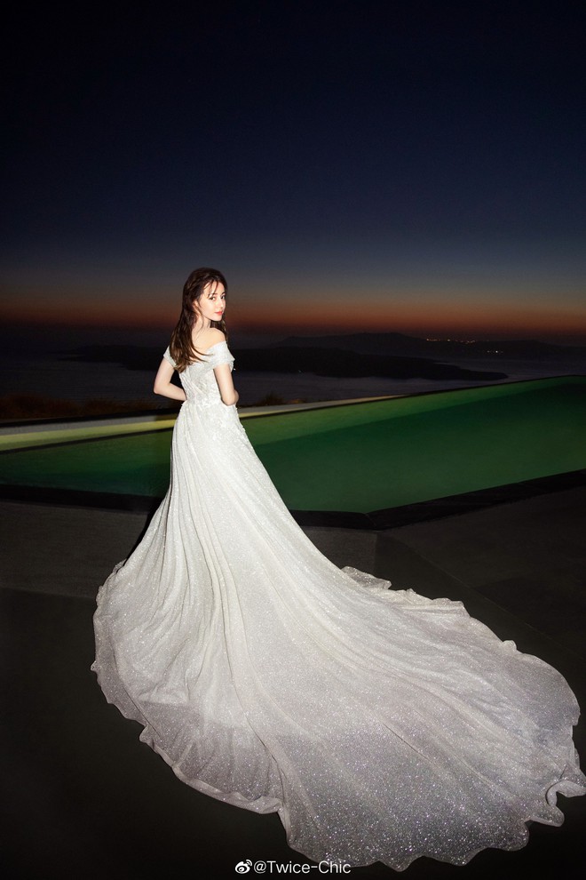 Ch&ugrave;m ảnh g&acirc;y xao xuyến: Địch Lệ Nhiệt Ba đẹp nao l&ograve;ng, e ấp khoe v&ograve;ng một n&oacute;ng bỏng khi diện v&aacute;y cưới tại trời T&acirc;y - Ảnh 8.