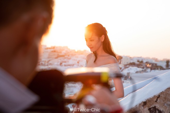 Ch&ugrave;m ảnh g&acirc;y xao xuyến: Địch Lệ Nhiệt Ba đẹp nao l&ograve;ng, e ấp khoe v&ograve;ng một n&oacute;ng bỏng khi diện v&aacute;y cưới tại trời T&acirc;y - Ảnh 9.