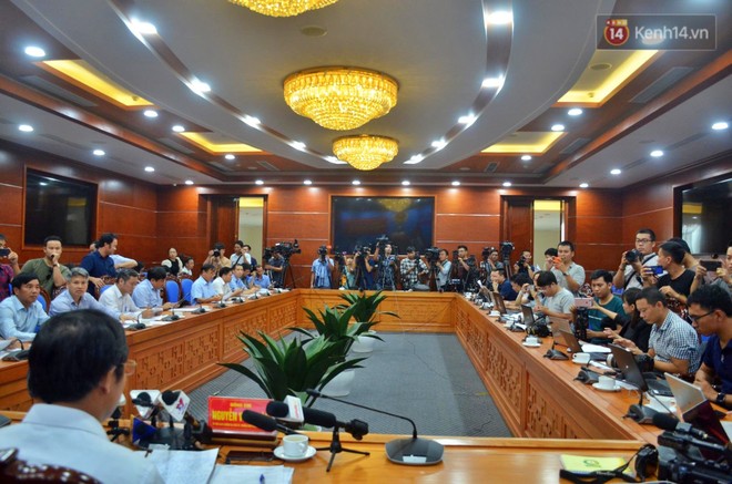 H&ograve;a B&igrave;nh họp b&aacute;o th&ocirc;ng tin về vụ nước s&ocirc;ng Đ&agrave; nhiễm dầu thải: Khởi tố vụ &aacute;n h&igrave;nh sự - Ảnh 1.