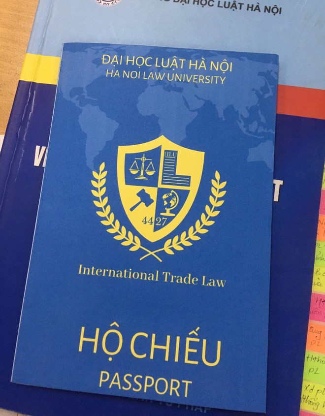 Thiết kế tấm thiệp handmade chào mừng ngày 20/10 cực sang chảnh, các chàng trai HLU đưa hội chị em đi từ bất ngờ này đến bất ngờ khác - Ảnh 2.