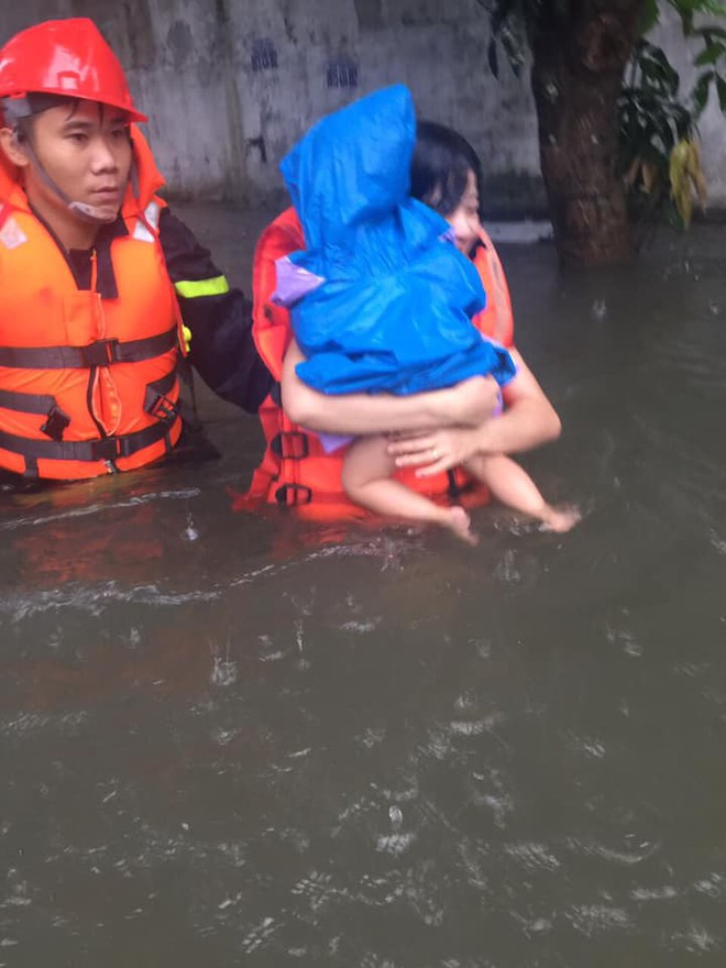 Nghệ An: Mẹ ôm con 18 tháng tuổi ngồi trên nóc tủ vì nước ngập ngang nhà, sợ hãi gọi công an giải cứu - Ảnh 2.