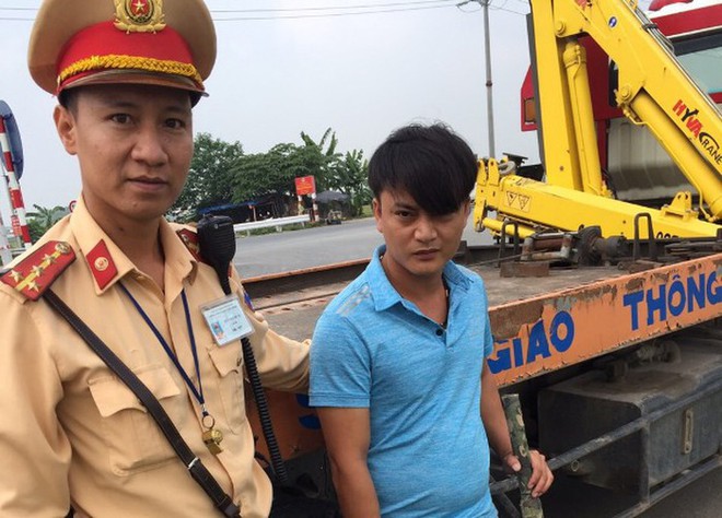 Mua s&uacute;ng bắn tỉa tự chế mang về bắn chim - Ảnh 2.