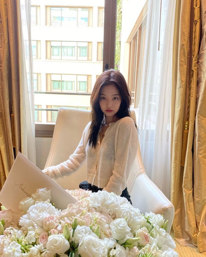 Nhìn mẹ Jennie (Black Pink) diện đồ hiệu chất lừ mới thấy: Đúng là con gái được thừa hưởng thần thái từ mẹ - Ảnh 1.