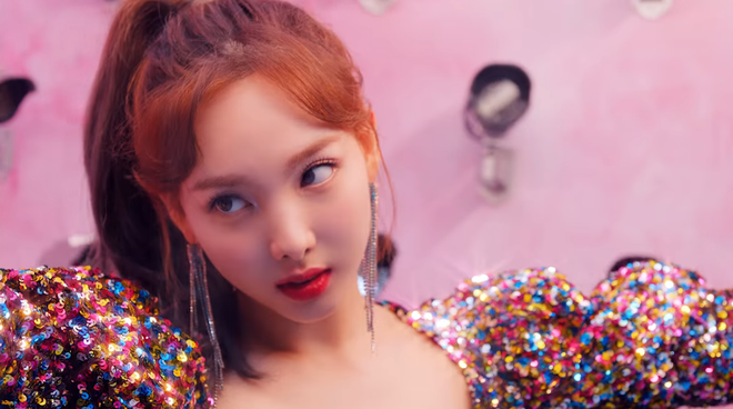 TWICE phát hành MV Nhật đủ 9 thành viên: Center Nayeon bị cho ra rìa nhưng bí ẩn hơn là màn thoắt ẩn thoắt hiện của Mina - Ảnh 2.