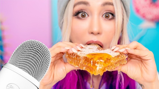 Hiện tượng YouTube bé Sa mukbang siêu hot: Vì sao chỉ livestream ăn uống cũng đủ rinh Nút Vàng triệu sub? - Ảnh 3.