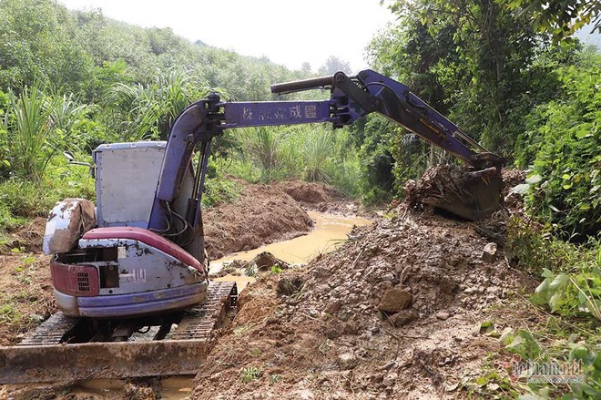 Mùi khủng khiếp ở đồi Mông, nơi xả thải xuống nhà máy nước sông Đà - Ảnh 8.