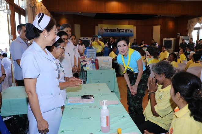 Hoàng hậu Thái Lan xuất hiện tình cảm bên chồng trong khi Hoàng quý phi lẻ loi một mình, đeo tạp dề nấu ăn từ thiện - Ảnh 8.