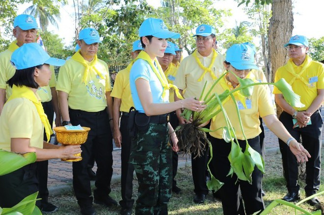 Hoàng hậu Thái Lan xuất hiện tình cảm bên chồng trong khi Hoàng quý phi lẻ loi một mình, đeo tạp dề nấu ăn từ thiện - Ảnh 10.