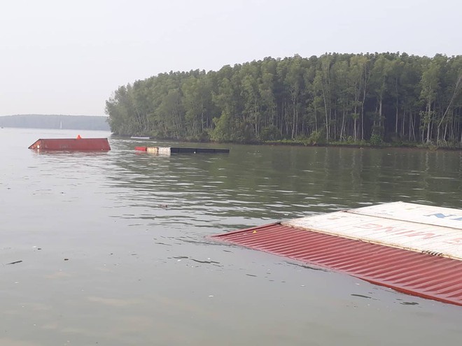 TP.HCM: T&agrave;u h&agrave;ng ngh&igrave;n tấn bị ch&igrave;m, nhiều container rơi xuống s&ocirc;ng - Ảnh 2.