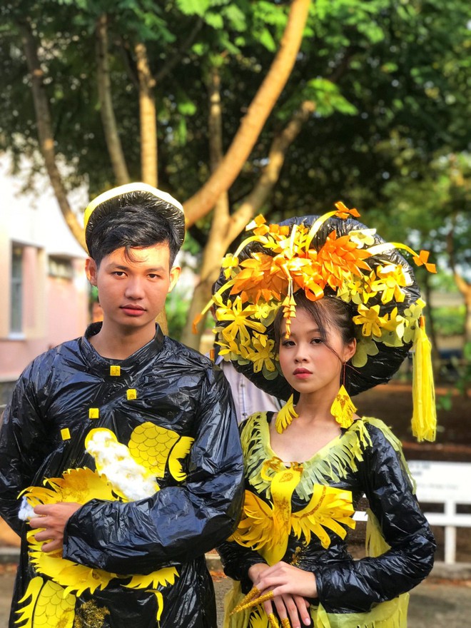 Cho&aacute;ng ngợp với bộ sưu tập thời trang từ phế liệu v&agrave; r&aacute;c thải của học sinh, sang chảnh kh&ocirc;ng k&eacute;m g&igrave; thời trang chuy&ecirc;n nghiệp - Ảnh 1.