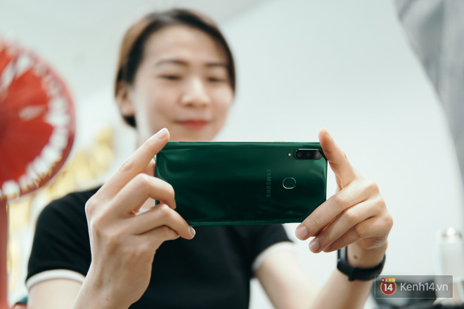 C&agrave;y phim qua Youtube v&agrave; Netflix li&ecirc;n tục tr&ecirc;n Galaxy A20s: Bao giờ th&igrave; hết pin? - Ảnh 2.