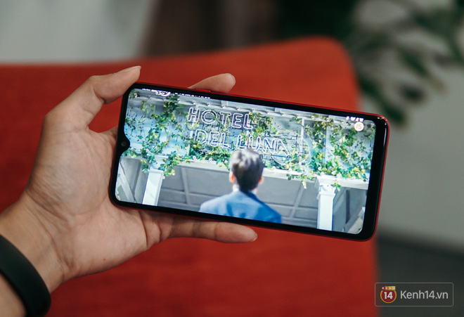 C&agrave;y phim qua Youtube v&agrave; Netflix li&ecirc;n tục tr&ecirc;n Galaxy A20s: Bao giờ th&igrave; hết pin? - Ảnh 1.