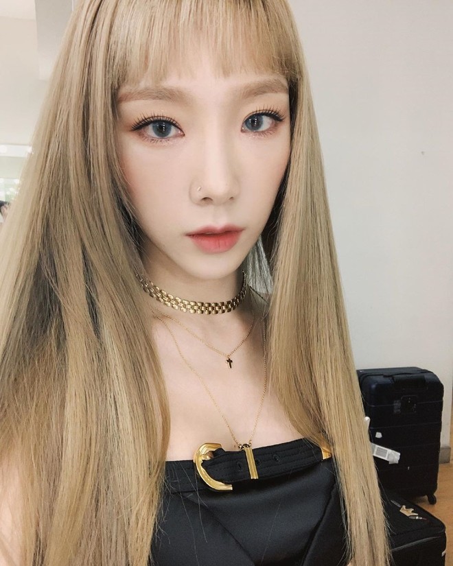 Taeyeon hậu đám tang Sulli: Xinh đẹp lạnh lùng và vẫn mặc đồ đen! - Ảnh 1.