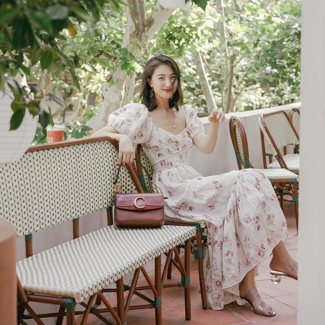Bỗng thấy kh&ocirc;ng kiểu v&aacute;y n&agrave;o vượt qua được v&aacute;y d&agrave;i về độ sang chảnh, y&ecirc;u kiều v&agrave; hợp rơ với tiết trời se lạnh - Ảnh 3.
