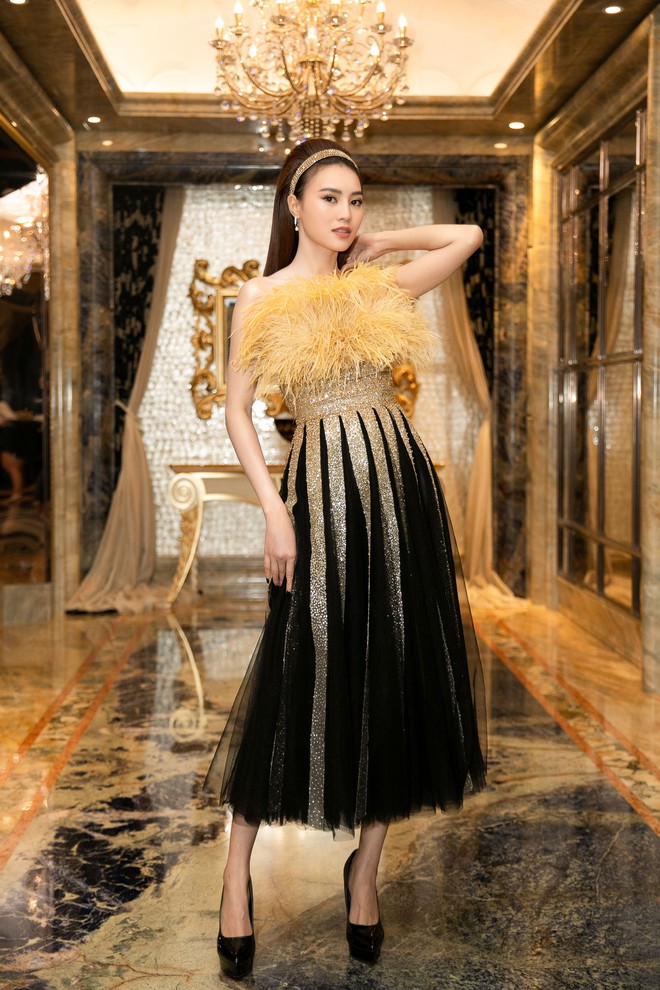 Ngập sắc vàng kim cả một thảm đỏ: Lan Ngọc đài các đúng kiểu Crazy Rich Asian, Nhã Phương long lanh tựa nữ thần - Ảnh 1.