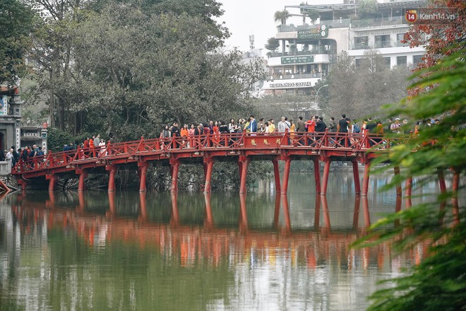 Hà Nội sắp cấm hút thuốc tại 30 điểm du lịch nổi tiếng, vi phạm sẽ xử phạt ngay tại chỗ - Ảnh 1.