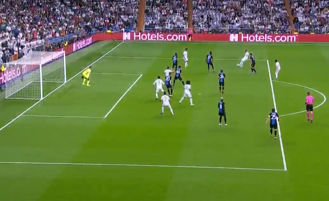 Courtois để thủng lưới hài hước, VAR cứu Real Madrid thoát khỏi trận thua nhục nhã trên sân nhà - Ảnh 7.