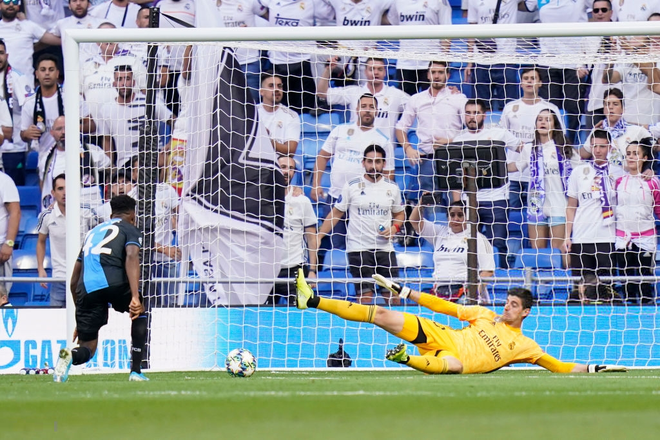 Courtois để thủng lưới hài hước, VAR cứu Real Madrid thoát khỏi trận thua nhục nhã trên sân nhà - Ảnh 2.