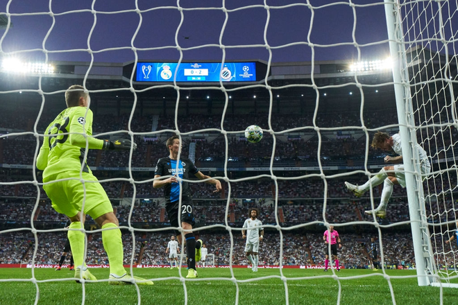 Courtois để thủng lưới hài hước, VAR cứu Real Madrid thoát khỏi trận thua nhục nhã trên sân nhà - Ảnh 6.