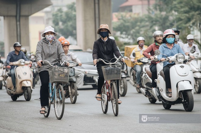 Chùm ảnh: Người dân Hà Nội kết bạn với khẩu trang trong những ngày ô nhiễm - Ảnh 9.