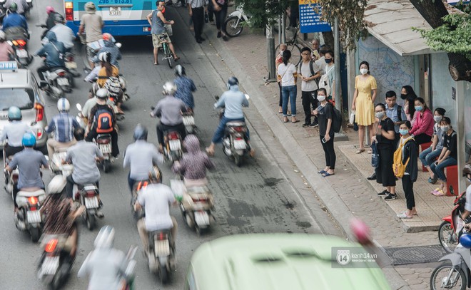 Chùm ảnh: Người dân Hà Nội kết bạn với khẩu trang trong những ngày ô nhiễm - Ảnh 6.