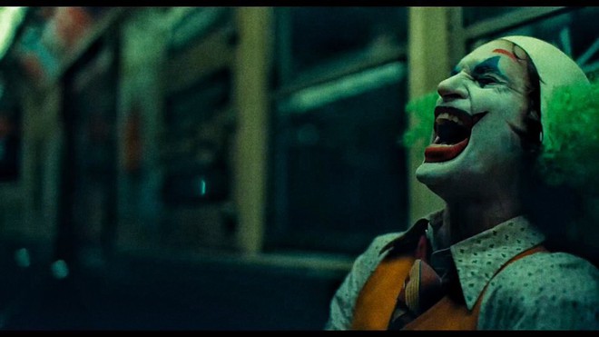 Review Joker: Tuyệt tác điện ảnh phi thường đến mức đẫm máu của Gã Hề! - Ảnh 7.