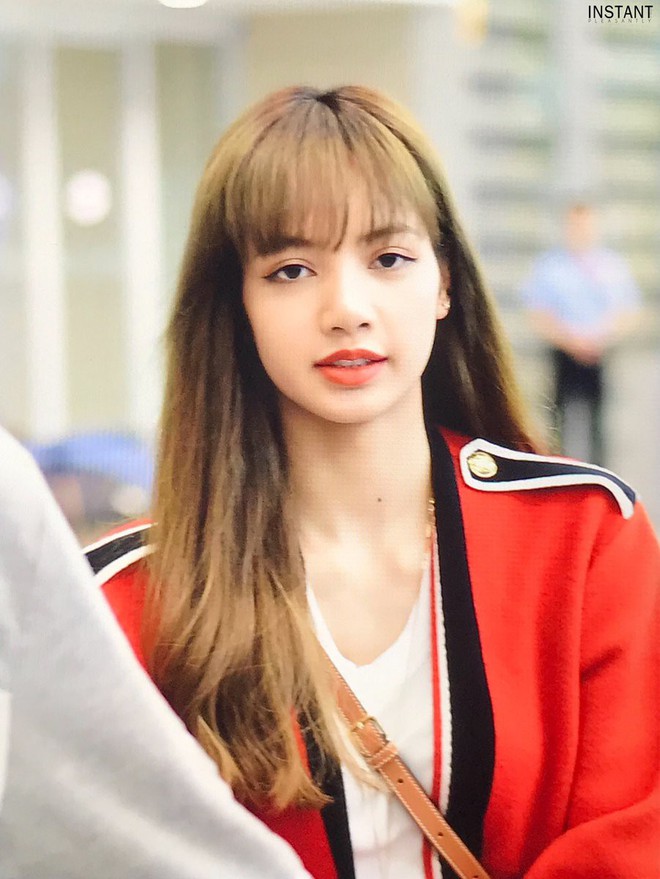 Hãy gọi Lisa (BLACKPINK) là nữ hoàng sân bay: 2 ngày liên tiếp gây sốt với sắc vóc đỉnh cao, đặc biệt vòng eo khó tin - Ảnh 4.