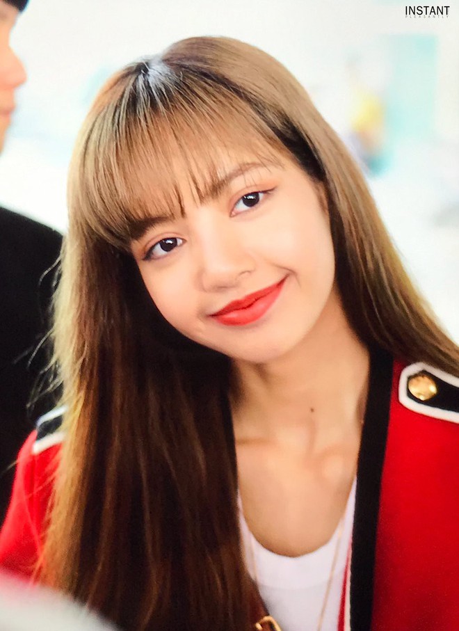 Hãy gọi Lisa (BLACKPINK) là nữ hoàng sân bay: 2 ngày liên tiếp gây sốt với sắc vóc đỉnh cao, đặc biệt vòng eo khó tin - Ảnh 6.