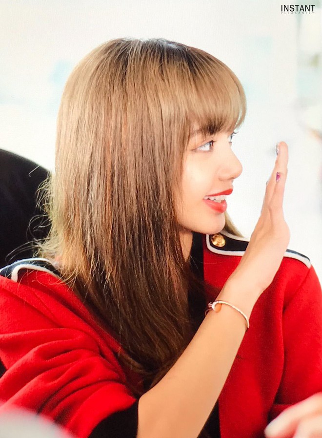 Hãy gọi Lisa (BLACKPINK) là nữ hoàng sân bay: 2 ngày liên tiếp gây sốt với sắc vóc đỉnh cao, đặc biệt vòng eo khó tin - Ảnh 5.