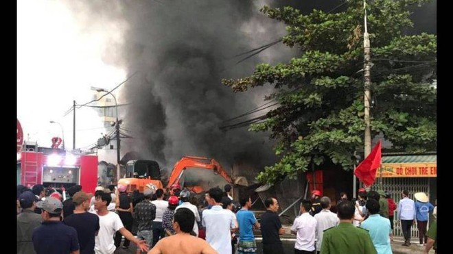 H&agrave;ng trăm ki ốt ở chợ C&ograve;ng ven QL1A bị lửa thi&ecirc;u rụi - Ảnh 3.