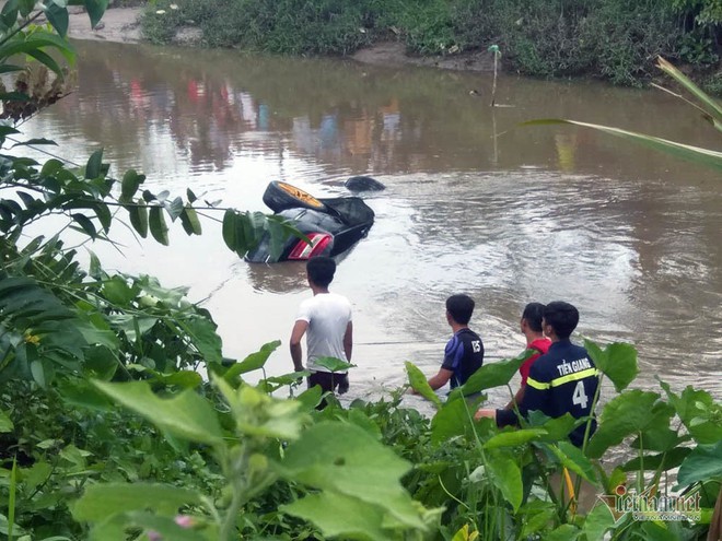 Xe Mercedes nằm dưới kênh ở Tiền Giang, 3 người chết bên trong - Ảnh 1.