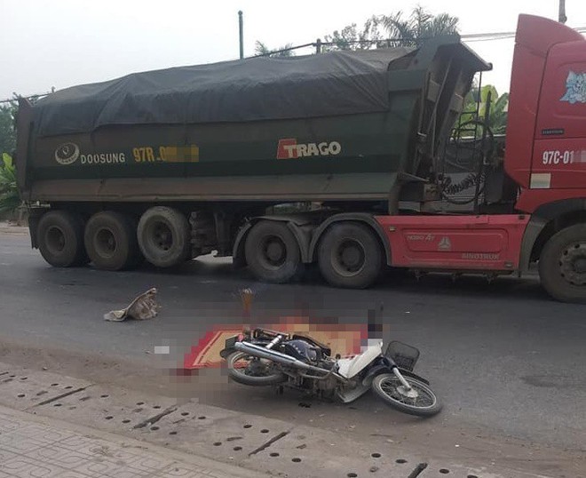 G&acirc;y tai nạn chết người, t&agrave;i xế tiếp tục chở c&ocirc;ng nh&acirc;n đi kịp giờ rồi quay lại tr&igrave;nh diện - Ảnh 1.