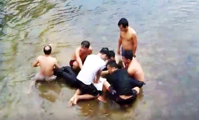 Người mẹ viết t&acirc;m thư cảm ơn 2 thầy gi&aacute;o cứu con trai tho&aacute;t đuối nước - Ảnh 2.