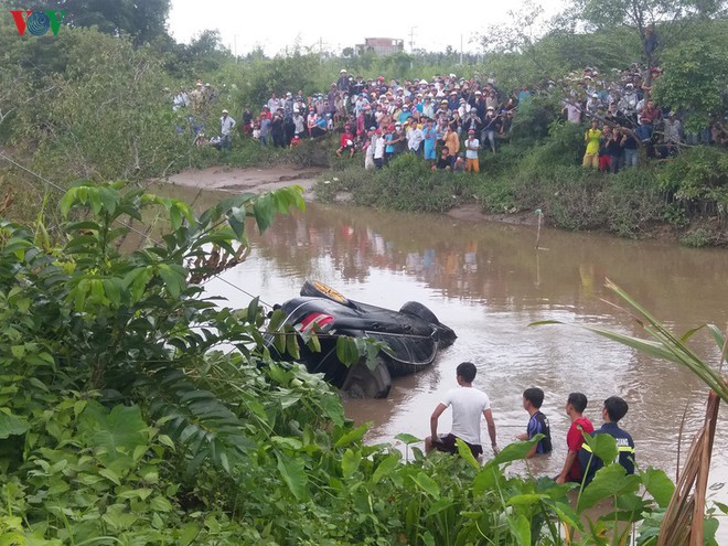 Hiện trường trục vớt xe Mercedes lao xuống kênh khiến 3 người tử vong - Ảnh 3.