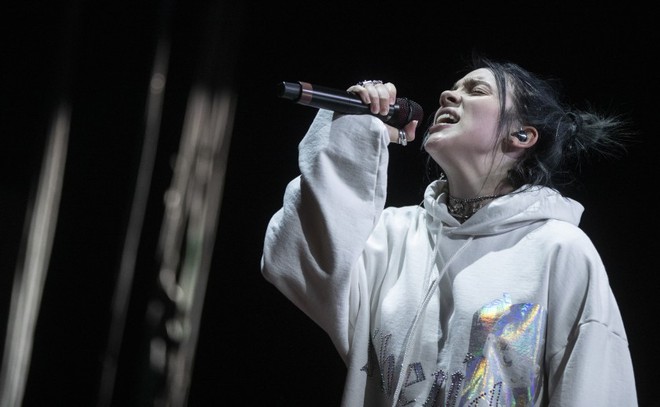 Sở hữu thân hình đốt mắt nhưng Billie Eilish luôn ăn mặc “kín cổng cao tường” mỗi khi bước lên sân khấu, nguyên nhân vì sao? - Ảnh 4.