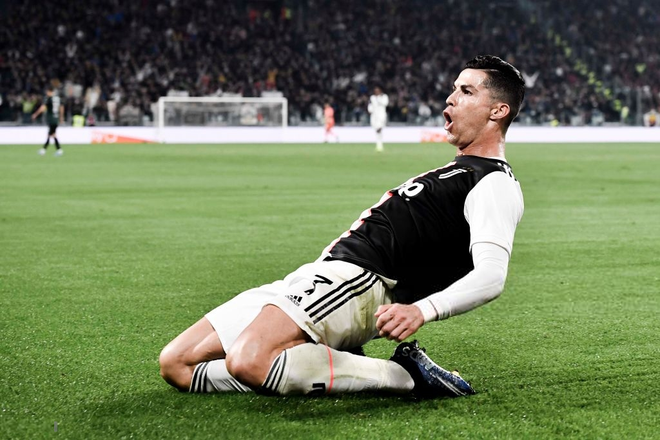 Video: Ronaldo độc diễn ghi bàn thứ 701 trong ngày nhận quà độc  - Ảnh 5.