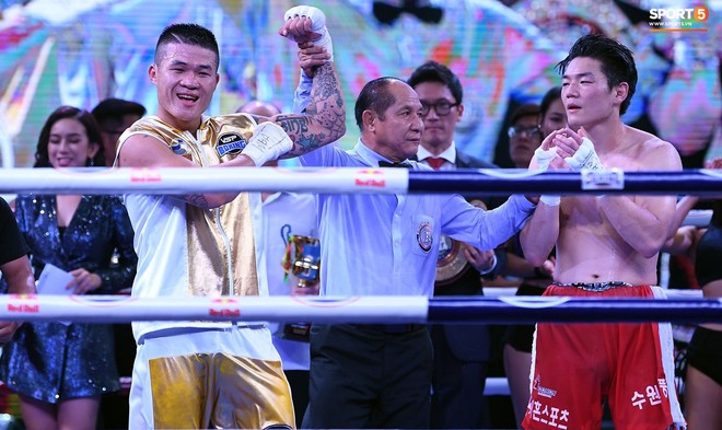 Xúc động khoảnh khắc Trương Đình Hoàng chính thức đeo lên người chiếc đai lịch sử, làm rạng danh boxing Việt tới toàn thế giới - Ảnh 8.