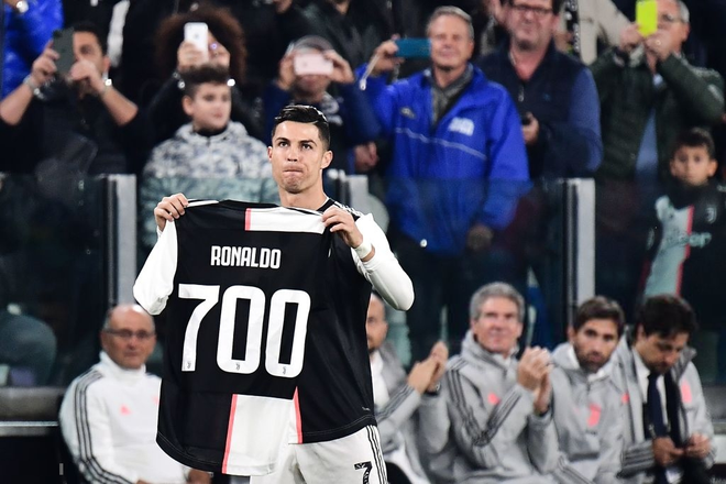 Video: Ronaldo độc diễn ghi bàn thứ 701 trong ngày nhận quà độc  - Ảnh 3.