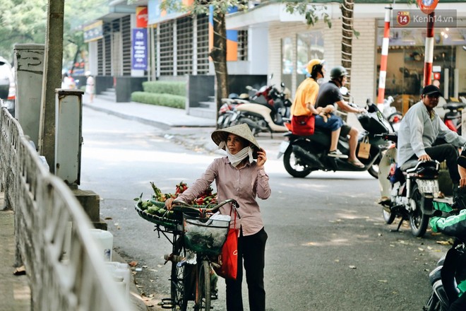 Ảnh: Có một ngày 20/10 thật khác với những “bóng hồng” mưu sinh trên đường phố - Ảnh 4.