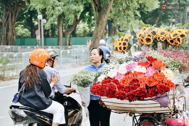 Ảnh: Có một ngày 20/10 thật khác với những “bóng hồng” mưu sinh trên đường phố - Ảnh 8.