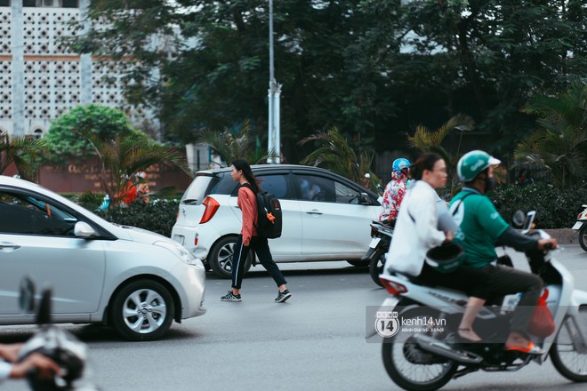 Nóng mắt cảnh sinh viên Hà Nội dàn hàng cả chục người băng đường qua đại lộ đầy nguy hiểm, dù cầu đi bộ chỉ cách đó mấy chục mét - Ảnh 2.