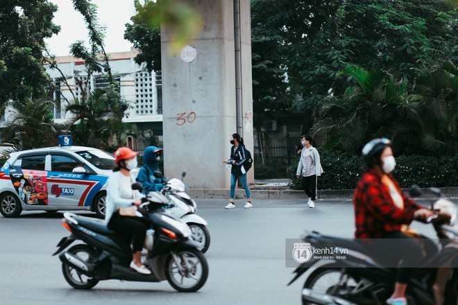 Nóng mắt cảnh sinh viên Hà Nội dàn hàng cả chục người băng đường qua đại lộ đầy nguy hiểm, dù cầu đi bộ chỉ cách đó mấy chục mét - Ảnh 3.
