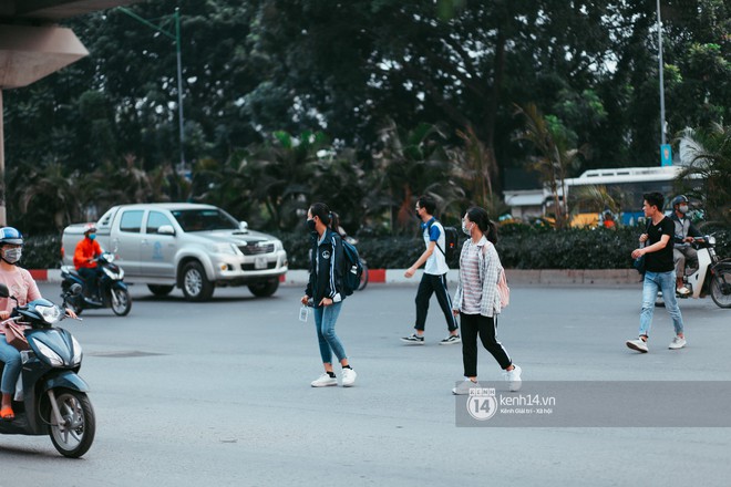 Nóng mắt cảnh sinh viên Hà Nội dàn hàng cả chục người băng đường qua đại lộ đầy nguy hiểm, dù cầu đi bộ chỉ cách đó mấy chục mét - Ảnh 4.