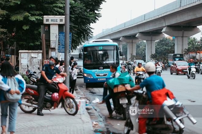 Nóng mắt cảnh sinh viên Hà Nội dàn hàng cả chục người băng đường qua đại lộ đầy nguy hiểm, dù cầu đi bộ chỉ cách đó mấy chục mét - Ảnh 1.