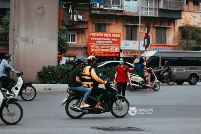 Nóng mắt cảnh sinh viên Hà Nội dàn hàng cả chục người băng đường qua đại lộ đầy nguy hiểm, dù cầu đi bộ chỉ cách đó mấy chục mét - Ảnh 5.
