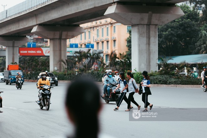 Nóng mắt cảnh sinh viên Hà Nội dàn hàng cả chục người băng đường qua đại lộ đầy nguy hiểm, dù cầu đi bộ chỉ cách đó mấy chục mét - Ảnh 9.