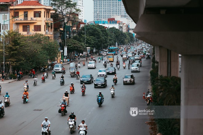 Nóng mắt cảnh sinh viên Hà Nội dàn hàng cả chục người băng đường qua đại lộ đầy nguy hiểm, dù cầu đi bộ chỉ cách đó mấy chục mét - Ảnh 7.