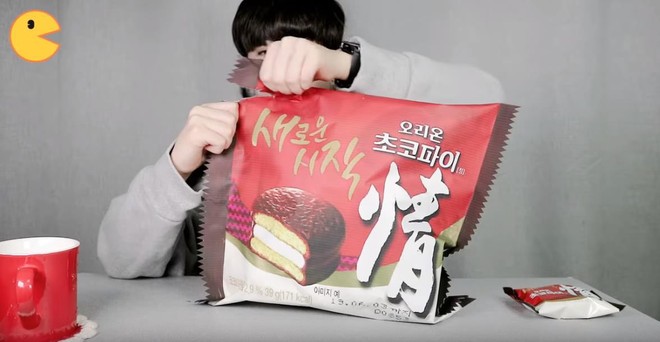 Đối thủ của bà Tân Vlog đã xuất hiện: Youtuber người Hàn tự tay làm những món ăn siêu to khổng lồ khiến dân tình choáng váng - Ảnh 3.