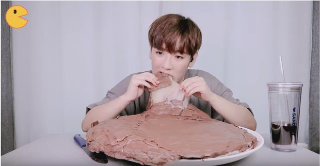 Đối thủ của bà Tân Vlog đã xuất hiện: Youtuber người Hàn tự tay làm những món ăn siêu to khổng lồ khiến dân tình choáng váng - Ảnh 7.